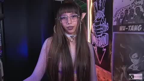 Snapshot of elle_uwu chatting on October 14, 4:30 pm follow me on instagram . online show from October 14, 4:30 pm