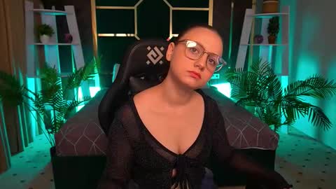 Snapshot of elleebloom chatting on November 10, 2:38 pm elleebloom online show from November 10, 2:38 pm