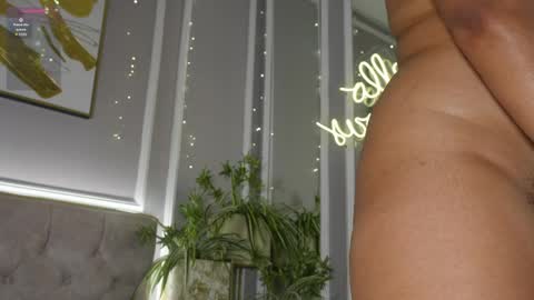 Snapshot of ellette_ chatting on May 8, 12:27 am princess online show from May 8, 12:27 am