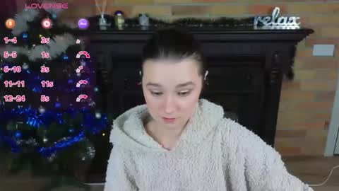 Snapshot of ellie_babyy chatting on January 19, 4:33 pm Ellie online show from January 19, 4:33 pm