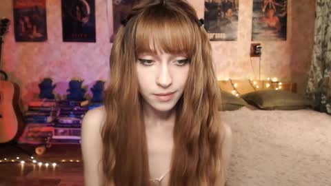 Snapshot of ellie_friendly chatting on December 6, 2:46 am ellie_friendly online show from December 6, 2:46 am