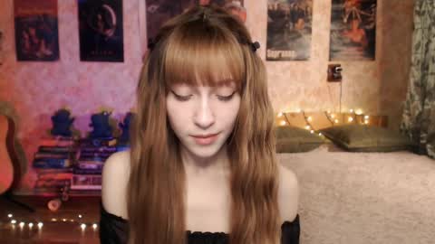 Snapshot of ellie_friendly chatting on December 18, 12:43 am ellie_friendly online show from December 18, 12:43 am