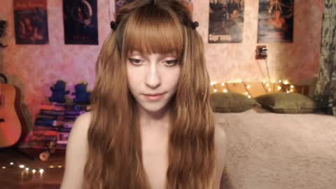 Snapshot of ellie_friendly chatting on December 23, 4:33 am ellie_friendly online show from December 23, 4:33 am