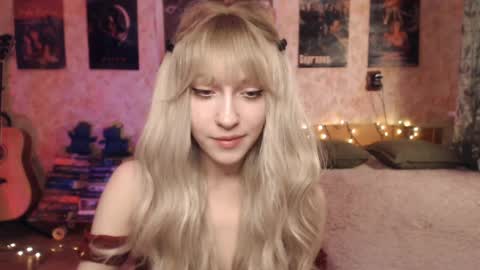 Snapshot of ellie_friendly chatting on January 19, 12:17 am ellie_friendly online show from January 19, 12:17 am