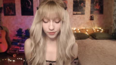 Snapshot of ellie_friendly chatting on January 26, 12:16 am ellie_friendly online show from January 26, 12:16 am