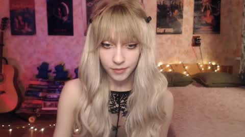 Snapshot of ellie_friendly chatting on January 27, 11:33 pm ellie_friendly online show from January 27, 11:33 pm
