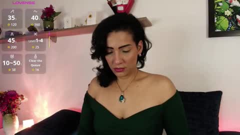 Snapshot of elliee1 chatting on March 3, 1:28 pm elliee1 online show from March 3, 1:28 pm