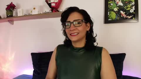 elliee1 online show from April 18, 1:59 pm