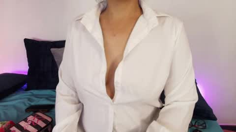 Snapshot of elliee1 chatting on May 18, 12:11 pm elliee1 online show from May 18, 12:11 pm
