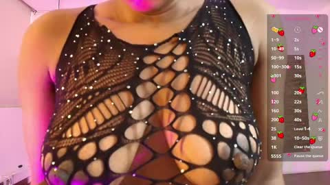 Snapshot of elliee_alves chatting on April 22, 5:36 pm elliee_alves online show from April 22, 5:36 pm