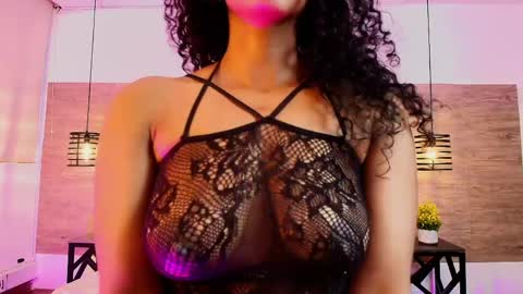 Snapshot of elliee_alves chatting on April 27, 5:11 pm elliee_alves online show from April 27, 5:11 pm
