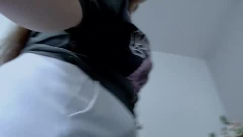 Ellie online show from April 9, 7:03 am