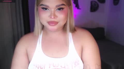 Snapshot of ellise_husson chatting on May 6, 6:13 pm Ellise online show from May 6, 6:13 pm