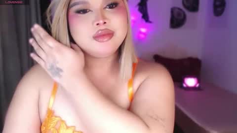 Snapshot of ellise_husson chatting on May 14, 10:27 pm Ellise online show from May 14, 10:27 pm
