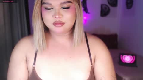 Snapshot of ellise_husson chatting on May 16, 11:46 pm Ellise online show from May 16, 11:46 pm