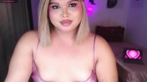 Snapshot of ellise_husson chatting on May 18, 4:07 am Ellise online show from May 18, 4:07 am