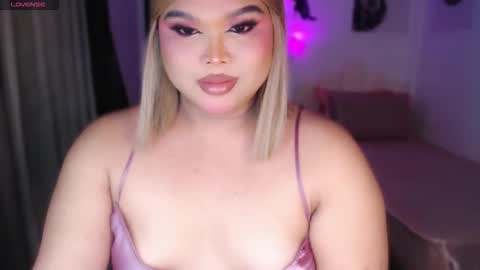 Snapshot of ellise_husson chatting on June 5, 11:54 pm Ellise online show from June 5, 11:54 pm