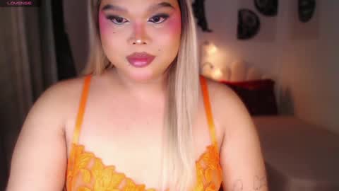 Snapshot of ellise_husson chatting on August 7, 9:06 pm Ellise online show from August 7, 9:06 pm
