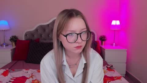Snapshot of elliup chatting on September 24, 10:07 am elliup online show from September 24, 10:07 am
