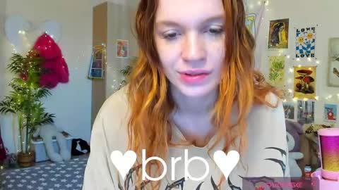Snapshot of elly_milas chatting on April 19, 6:24 am Elly Fansly online show from April 19, 6:24 am