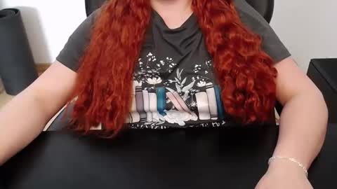 Snapshot of elly_petite chatting on April 24, 1:35 pm Elly online show from April 24, 1:35 pm