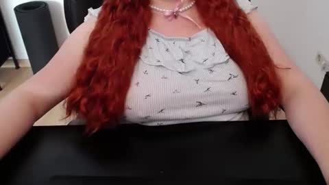 Snapshot of elly_petite chatting on May 18, 12:55 pm Elly online show from May 18, 12:55 pm