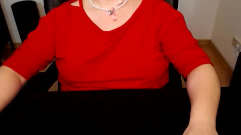 Snapshot of elly_petite chatting on May 21, 6:48 pm Elly online show from May 21, 6:48 pm