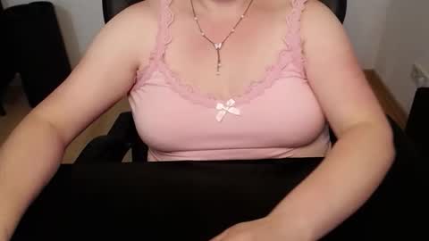 Snapshot of elly_petite chatting on June 2, 1:13 pm Elly online show from June 2, 1:13 pm