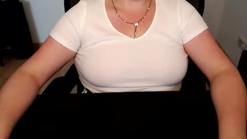 Snapshot of elly_petite chatting on June 4, 2:23 pm Elly online show from June 4, 2:23 pm