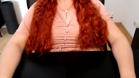 Snapshot of elly_petite chatting on June 5, 11:05 am Elly online show from June 5, 11:05 am