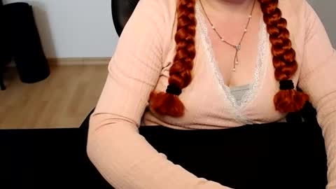 Snapshot of elly_petite chatting on June 10, 11:42 am Elly online show from June 10, 11:42 am