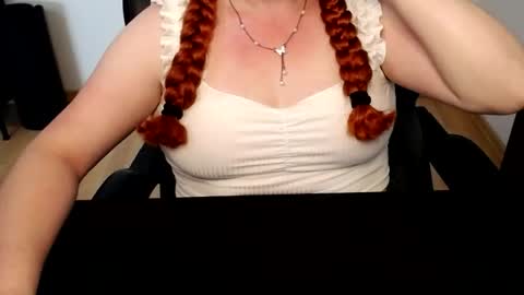 Snapshot of elly_petite chatting on June 16, 11:13 am Elly online show from June 16, 11:13 am