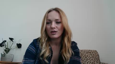 Snapshot of ellyadiamond chatting on February 17, 7:26 am EllyaDiamond online show from February 17, 7:26 am
