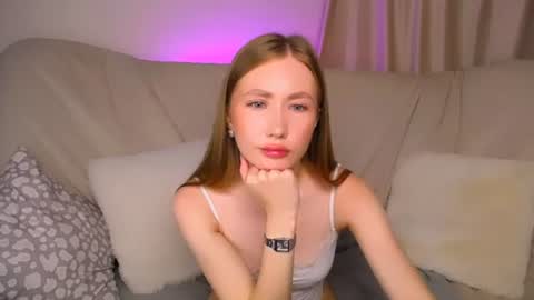 Snapshot of ellycolins_ chatting on June 19, 3:22 am Elly online show from June 19, 3:22 am