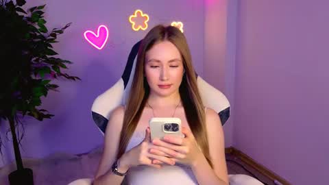 Snapshot of ellycolins_ chatting on July 8, 3:22 am Elly online show from July 8, 3:22 am