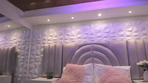 Snapshot of ellye_evans_ chatting on June 13, 11:08 am Ellye online show from June 13, 11:08 am