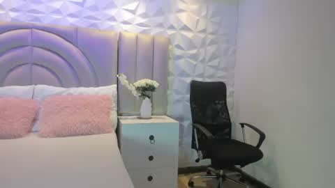Snapshot of ellye_evans_ chatting on July 4, 11:16 am Ellye online show from July 4, 11:16 am