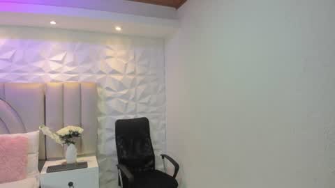 Snapshot of ellye_evans_ chatting on July 11, 11:24 am Ellye online show from July 11, 11:24 am