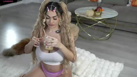 Snapshot of ellyxxxelly chatting on October 21, 10:27 am Elly online show from October 21, 10:27 am