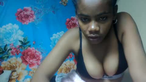 Snapshot of elphinez chatting on August 1, 6:18 pm elphinez online show from August 1, 6:18 pm