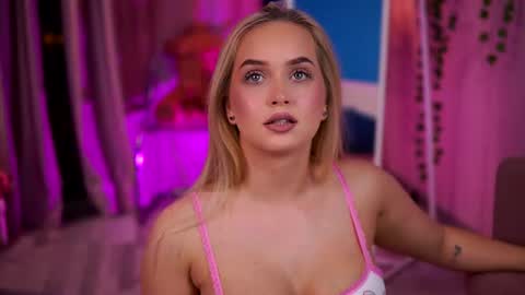 Snapshot of elyssawetxx chatting on June 11, 6:50 pm Elyssa online show from June 11, 6:50 pm