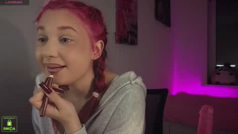 Snapshot of em1l1a chatting on October 26, 7:20 pm Em1l1a online show from October 26, 7:20 pm