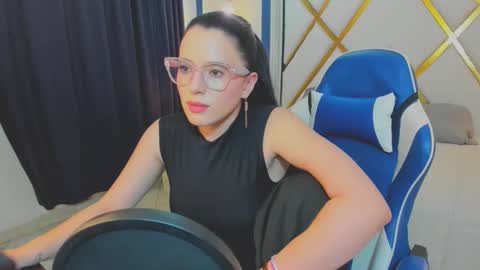 Snapshot of ema_04 chatting on May 25, 8:04 pm Estefany Martinez Acua INSTAGRAM ema 04oficial online show from May 25, 8:04 pm