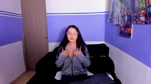 Snapshot of ema_04 chatting on June 22, 10:07 pm Estefany Martinez Acua INSTAGRAM ema 04oficial online show from June 22, 10:07 pm
