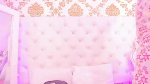 Snapshot of ema_lambert chatting on April 23, 12:29 pm Ema Lambert online show from April 23, 12:29 pm