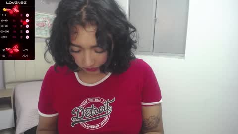 Snapshot of ema_saenz chatting on December 4, 7:23 pm Ema online show from December 4, 7:23 pm