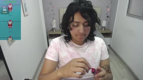 Snapshot of ema_saenz chatting on December 23, 7:09 pm Ema online show from December 23, 7:09 pm