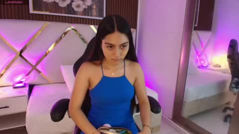 Snapshot of emelie_ch_ chatting on May 8, 5:35 am Emily online show from May 8, 5:35 am