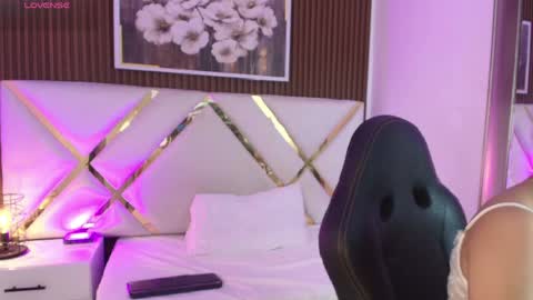 Snapshot of emelie_ch_ chatting on May 10, 4:39 am Emily online show from May 10, 4:39 am