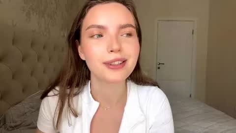 Snapshot of emelinabazydlo chatting on August 6, 9:00 am Bella online show from August 6, 9:00 am